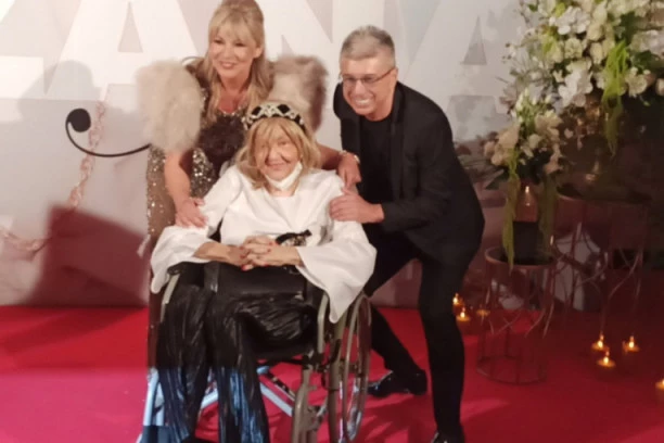 (FOTO) SVE JE IZNENADILA DOLASKOM: Marina Tucaković pojavila se na pevačicinoj promociji, Popović presrećan!