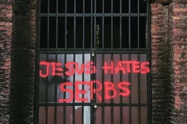 "ISUS MRZI SRBE"! Oskrnavljena pravoslavna crkva u Prištini