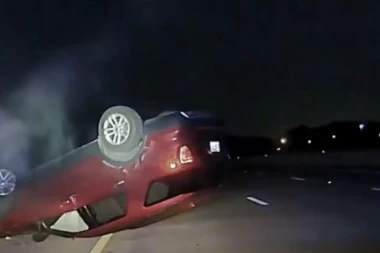 (VIDEO) JEZIV SNIMAK SA ULICE: Policajac udara auto trudne žene, od siline završava na krovu!