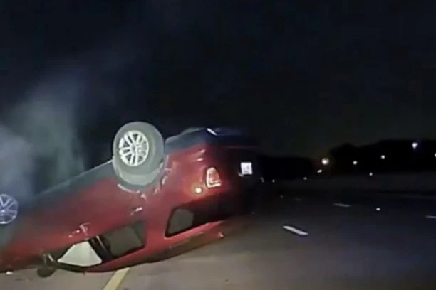 (VIDEO) JEZIV SNIMAK SA ULICE: Policajac udara auto trudne žene, od siline završava na krovu!