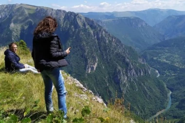 (FOTO) FOTOGRAFIJE RAZOTKRILE LEČIĆA: Pre DVE GODINE uživao sa DEVOJKOM u CRNOGORSKIM PREDELIMA, njihov PRISAN ODNOS sve govori!