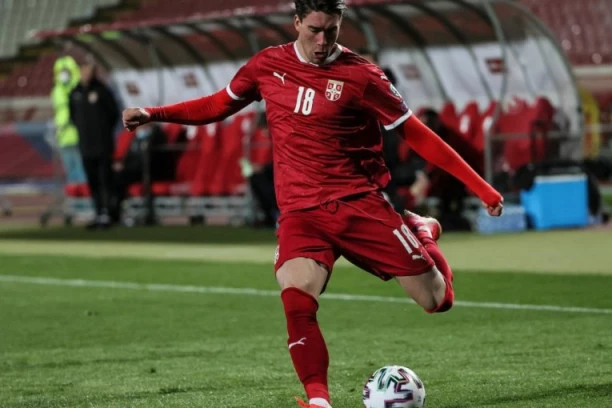 ČEKA SE SAMO ZVANIČNA POTVRDA: Vlahović prekinuo odmor kako bi POTPISAO za VELIKANA