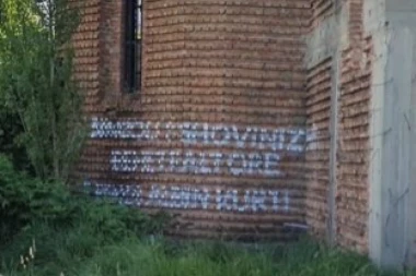 (FOTO) NOVO SKRNAVLJENJE CRKVE U PRIŠTINI: Na Hramu Hrista Spasa ispisan još jedan grafit, policija samo gleda!
