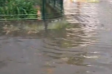 POTOP U NIŠU! Automobilima samo krov viri iz vode, na mrežama objavljene neverovatne slike sa lica mesta! (FOTO)