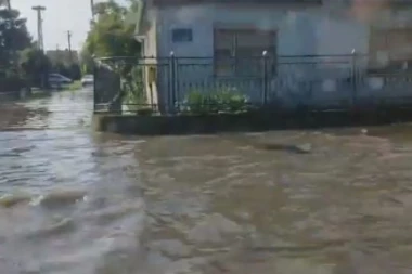 (VIDEO) ŠABAC KAO VENECIJA! Nevreme napravilo HAOS: Vozila plutaju ulicama, voda ušla u domove