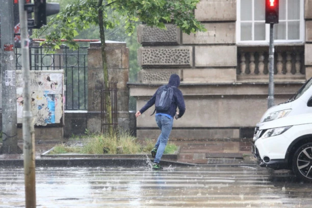 (FOTO) JAKO NEVREME POGODILO BEOGRAD, GRAD I PLJUSAK U PRESTONICI!