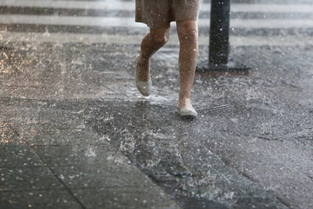 RHMZ UPOZORAVA: Danas toplo i sparno jutro, u toku dana moguće VREMENSKE NEPOGODE!