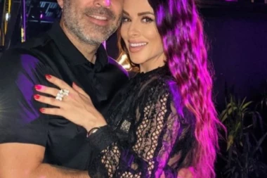 ANA SEVIĆ U VENČANICI: Prva fotografija s VENČANJA pevačice sve raznežila, a u rukama bidermajer!