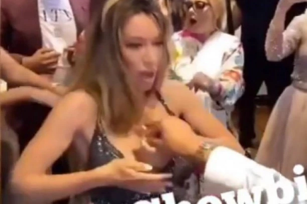 (VIDEO) PUNU RUKU PARA POKUŠAO DA JOJ ZAVUČE U DEKOLTE: Tea Tairović se ZGROZILA, pa uradila nešto POTPUNO NEOČEKIVANO!