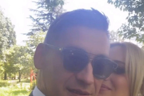 (FOTO) POZNATA GLUMICA PRED OLTAROM PO TREĆI PUT: Venčani prsten stavio joj BIVŠI Kolindin SAVETNIK, a evo kako su MLADENCI IZGLEDALI!