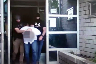 (VIDEO) STOLIĆ SA LISICAMA NA RUKAMA: Pogledajte snimak hapšenja inspektora koji je pomagao Belivuku i kavčanima