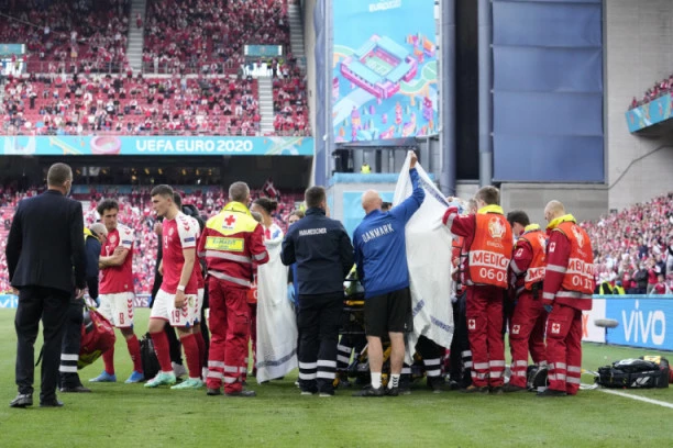UZNEMIRUJUĆE SCENE: Nisu mislili na na Eriksenovu porodicu - STIGLO IZVINJENJE!