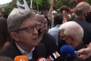 (VIDEO) JOŠ JEDAN POLITIČAR NA METI BESNIH GRAĐANA: Posle ŠAMARA Makronu, predsednički kandidat POSUT BRAŠNOM