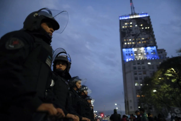 KREĆE POTPUNI HAOS: Predsednik naredio policiji da može da hapsi i špijunira narod i BEZ sudskog naloga