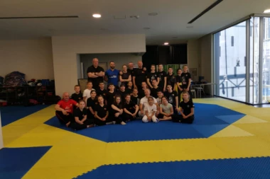 (FOTO) Predsednik svetske kik boks federacije Roj Baker, posetio klub iz Batajnice!