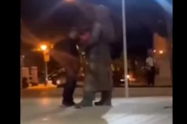 (VIDEO) SRAMOTA! Urinirao po spomeniku narodnom heroju Ljubi Čupiću u Nikšiću