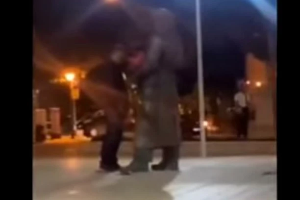 (VIDEO) SRAMOTA! Urinirao po spomeniku narodnom heroju Ljubi Čupiću u Nikšiću