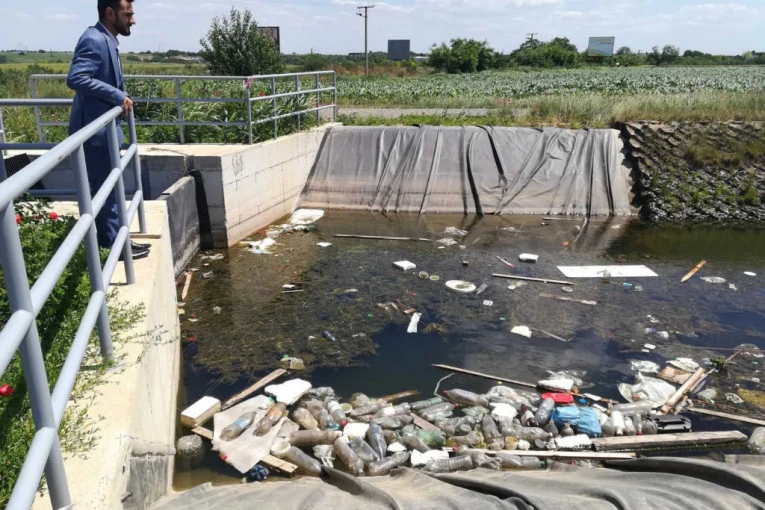 OVO JE MESTO NA KOM SU SE UDAVILA DECA U FEKETIĆU: Kupali se u kanalu bez nadzora i samo nestali (VIDEO)