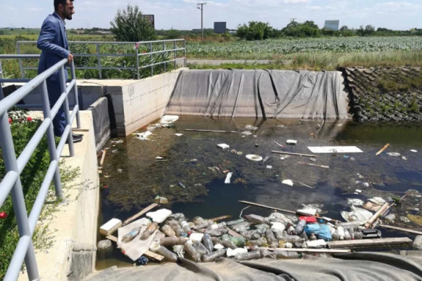 OVO JE MESTO NA KOM SU SE UDAVILA DECA U FEKETIĆU: Kupali se u kanalu bez nadzora i samo nestali (VIDEO)