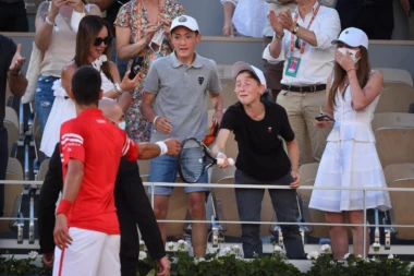 (FOTO) NOVAK SVIMA RASTOPIO SRCE: Oglasila se MAJKA DEČAKA kome je Đoković poklonio reket!