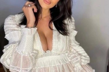 (FOTO) BRENINA SNAJKA U DRUGOM SVETLU: Aleksandra digla ruke od mikrofona? Počela da se skida po bazenu, a zadnjicom mamila uzdahe muškaraca!