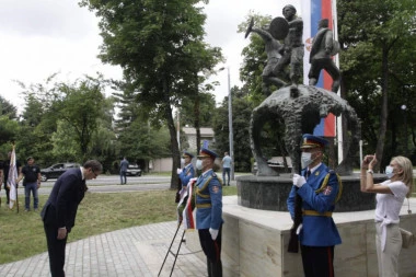 HVALA VAM NA ČASTI KOJU STE DALI SRBIJI! Vučić položio venac na Spomenik junacima sa Košara! (VIDEO)