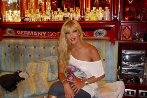 (FOTO) KAD SE JAMI POJAVI, SAOBRAĆAJ STAJE: Pevačica objavila VRELU FOTKU u mini bikiniju, a komentari se usijali zbog OVOG detalja!
