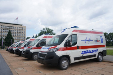 GRANA ŽENI PALA NA GLAVU: Prolaznica povređena ispred Tiršove, hitno prevezena u bolnicu! (FOTO)