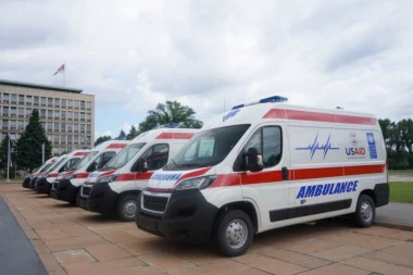 SAD donirale 6 novih ambulantnih vozila za zdravstvene ustanove u Srbiji