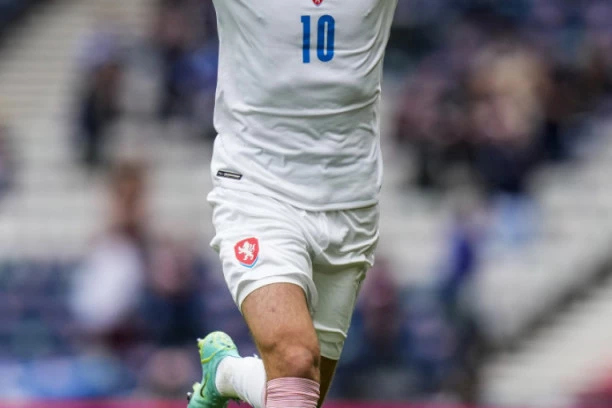 (VIDEO) VEĆ IMAMO GOL TURNIRA: Čeh sa CENTRA zatresao mrežu Škotske na EP