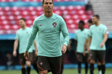 (VIDEO) OPŠTI HAOS NA KONFERENCIJI: Ronaldo POBESNEO zbog flašica na stolu