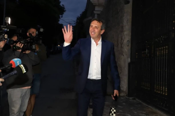 RASKRINKAN "TAJNI PAKT" ŽIKE JAKŠIĆA I NJEGOVOG BRATA: Evo koliko producent mora da mu plaća JER GA JE IZDAO KAD MU JE NAJVIŠE BIO POTREBAN! (FOTO)