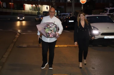 VIKI SA TAŠKETOM STIGLA NA CECIN ROĐENDAN! Pevačici kuma donela ogroman buket cvetaća, a evo šta je otkrila o BOGDANU!