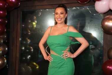 ISPLIVALA DOSAD NEVIĐENA FOTKA CECE I DŽEJA! Posle toliko godina UGLEDALA SVETLOST DANA, a društvene mreže se USIJALE OD KOMENTARA!(FOTO)