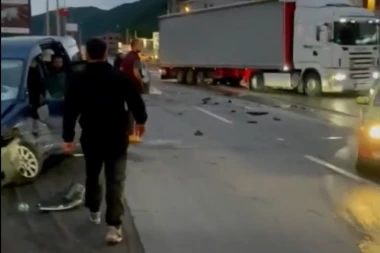 (VIDEO) UŽASNE SCENE IZ NOVOG PAZARA: Teška saobraćajka na Banjskoj petlji, povređeni hitno prebačeni u bolnicu