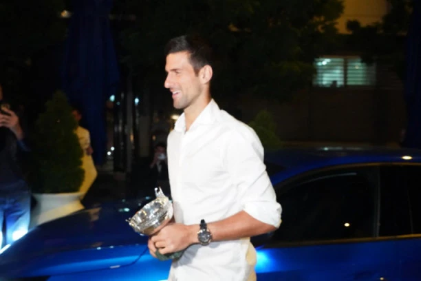 (VIDEO) NOLE JE OPET UČINIO NEMOGUĆE! Ove dve zvezde godinama nisu nastupale zajedno, a sada su zbog tenisera uradile OVO!