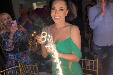 (FOTO) CECA ODUVALA ROĐENDANSKE SVEĆICE! Ovako izgleda torta folk zvezde, slavlje u u punom jeku!