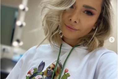 (VIDEO) BLAM KAKAV SE NE PAMTI: Poznata pevačica se DEBELO ISPALILA, tviteraši je ismejali za sve pare zbog Đokovića!