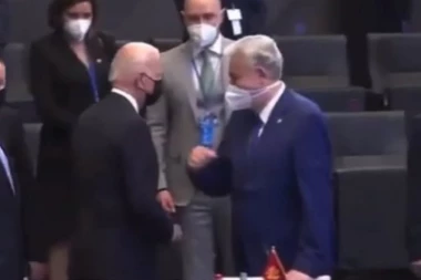 (VIDEO) BLAMAŽA USRED BRISELA! Bajden ZAVRNUO Krivokapića gore nego Tramp Markovića: Gde si pošao sa tom rukom?