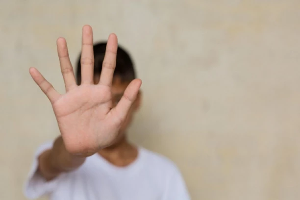 DEVOJČICA (9) i DEČAK (5) POBEGLI OD MAJKE JER IH JE MALTRETIRALA! Brutalno zlostavljanje dece u Nišu!