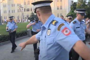 HAOS U KAMPU LIPA! Migrant pronađen mrtav, povređena dva policajaca, ispaljeni hici upozorenja