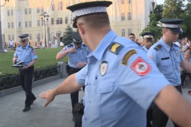 HAOS U KAMPU LIPA! Migrant pronađen mrtav, povređena dva policajaca, ispaljeni hici upozorenja