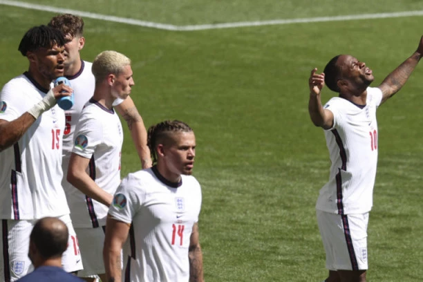 (VIDEO) GLEDAJTE NA SOPSTVENU ODGOVORNOST: Fudbaleri Engleske "zaigrali" košarku....