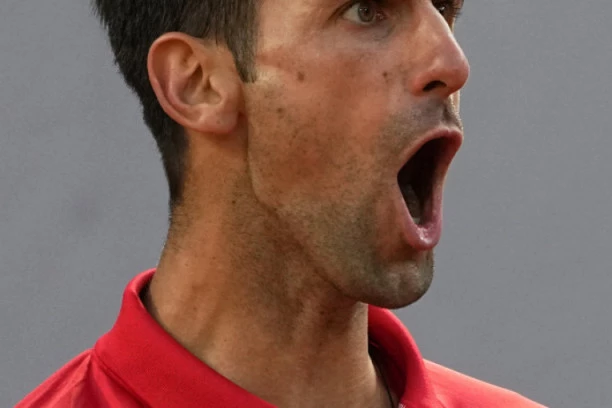 ĐOKOVIĆ U PRITVORU! Okružen policajcima