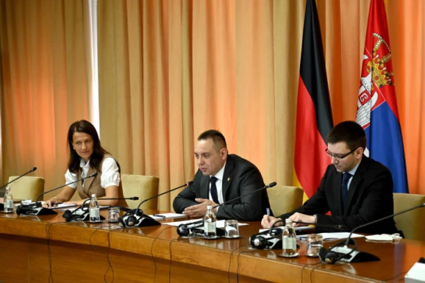 Ministar Vulin zahvalio poslaniku Noju na čvrstom stavu u zaštiti poštovanja međunarodnog prava!