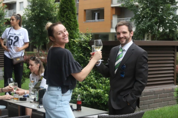 BAKA ANABELA IPAK OTIŠLA DA VIDI UNUKU MIU: Miljković i Lunina majka zanemarili svađu, pa se našli OVDE!