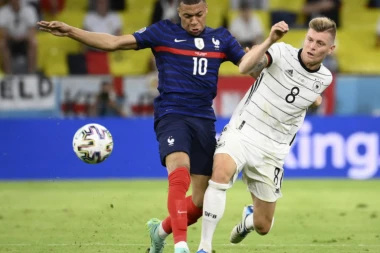 FRANCUZI SRUŠILI NEMCE: "Galski petlovi" pokazali ko je prvak sveta, Nojer tri puta vadio loptu iz mreže