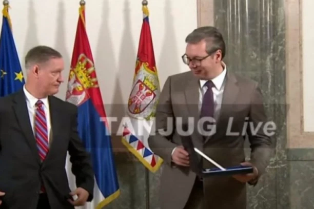 VUČIĆ ODLIKOVAO STIVENA STAJVERSA! Komandantu Orden srpske zastave drugog stepena!