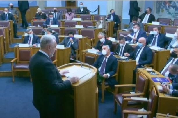 (VIDEO) U CRNOJ GORI POČELA RASPRAVA O SMENI MINISTRA KOJI JE BRANIO SRBE: Krivokapić pokušava da glumi žrtvu, dobio žestok odgovor!