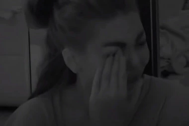 (VIDEO) MAJA SE RASPADA U ZADRUZI: Kuka, zapomaže, a njenoj PATNJI nema kraja! Zbog ovoga će UMRETI!